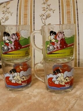 Garfield Cartoon Glass Mugs with Green and Red Artwork - Set of 4